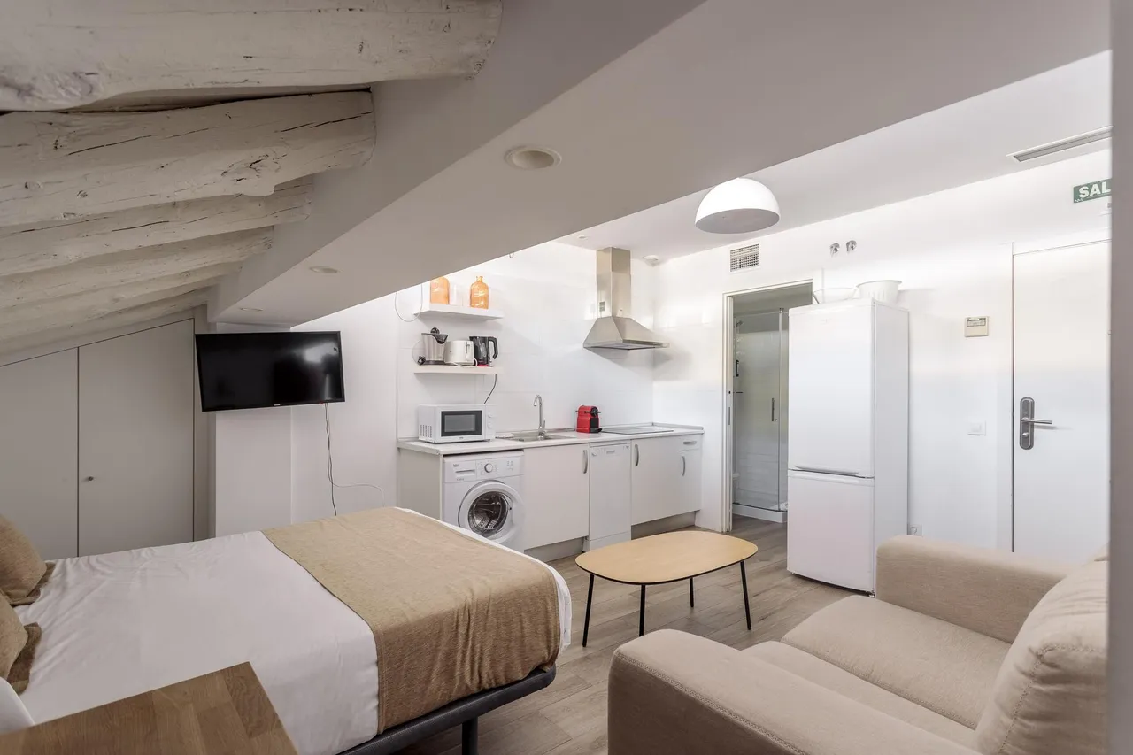 living - 35m² apartment for rent in Sol, Madrid - gallery - 2