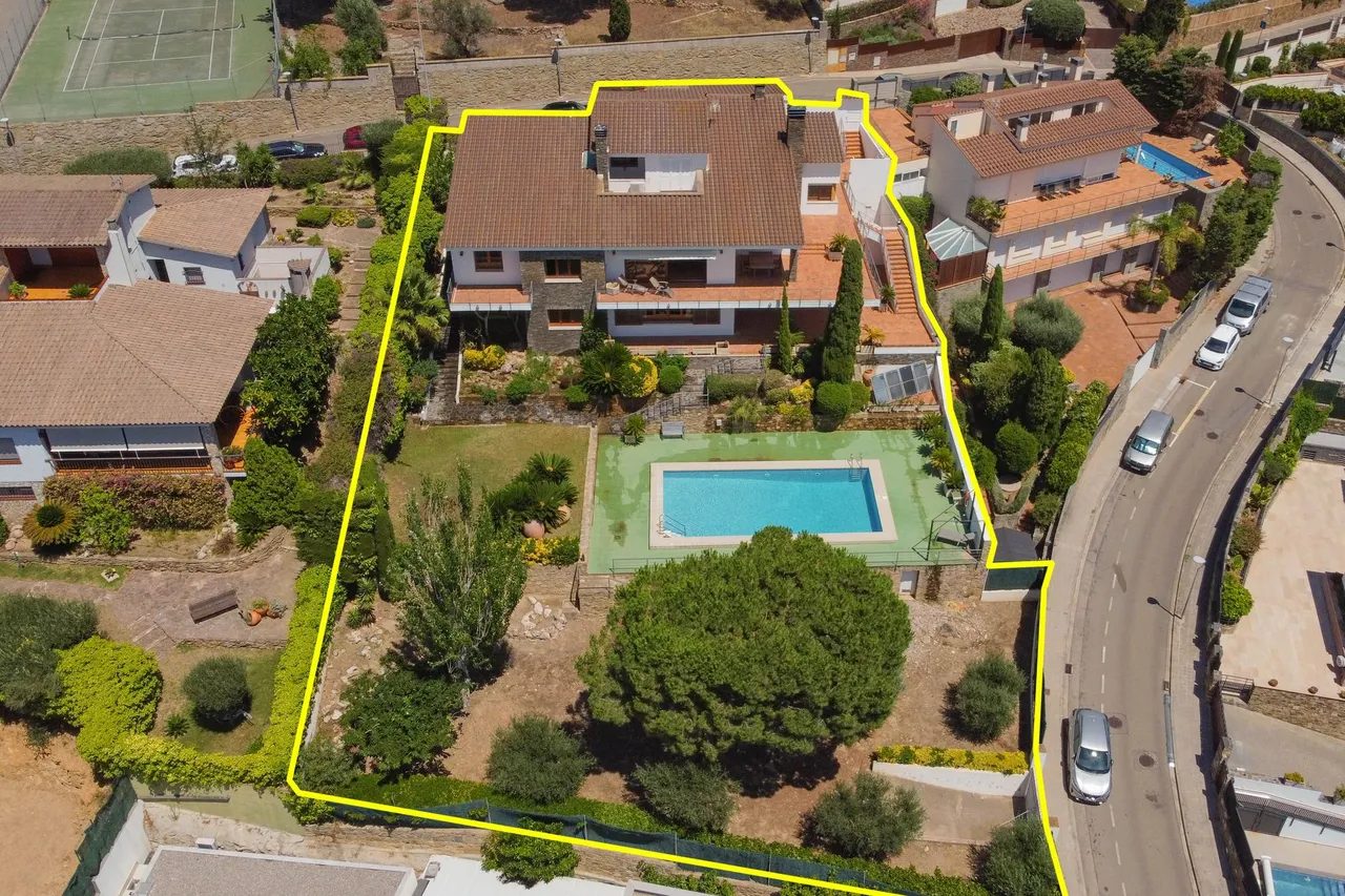 living - 704m² house / villa for sale in Bay of Roses, Costa Brava - Floor Plan - 1
