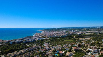living - Parcela de 889m² en venta en Levantina, Barcelona - featured