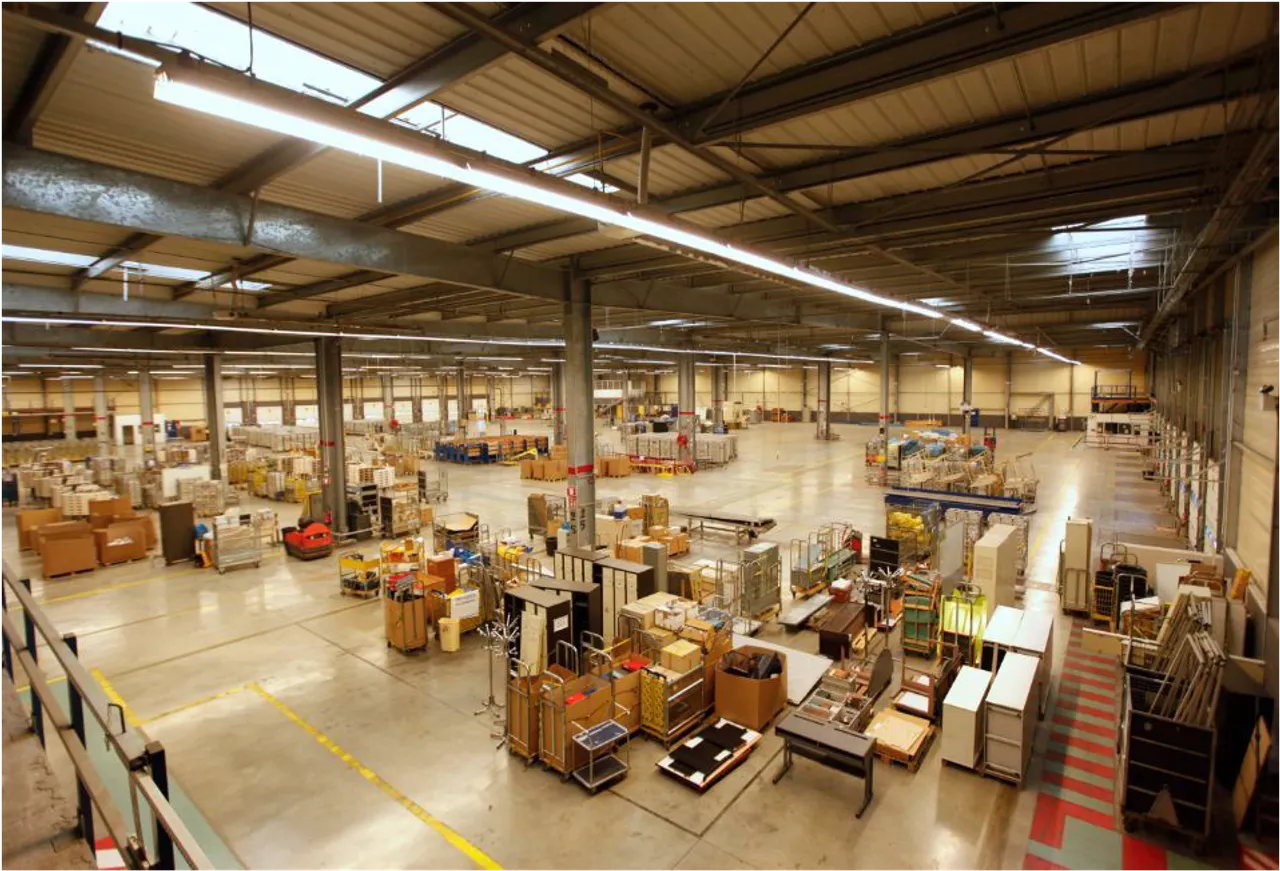 logistics - Entrepôt / Bureaux À Louer - gallery - 2