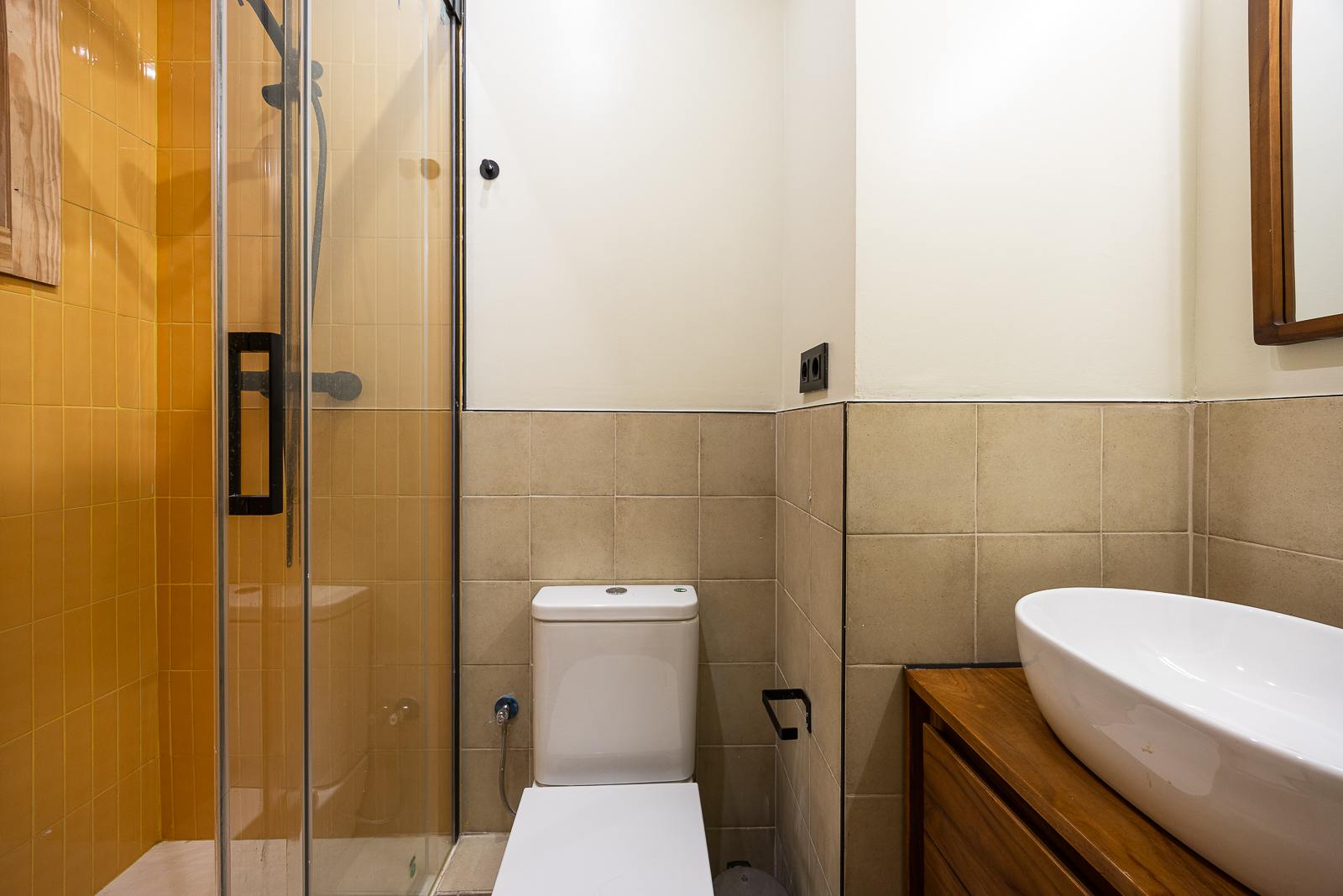 living - Piso de 78m² en venta en El Raval, Barcelona - gallery thumbnail - 9