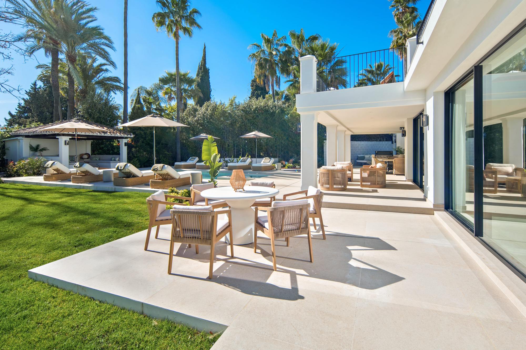 living - Casa / villa de 455m² con 123m² terraza en venta en Nueva Andalucía - gallery thumbnail - 1