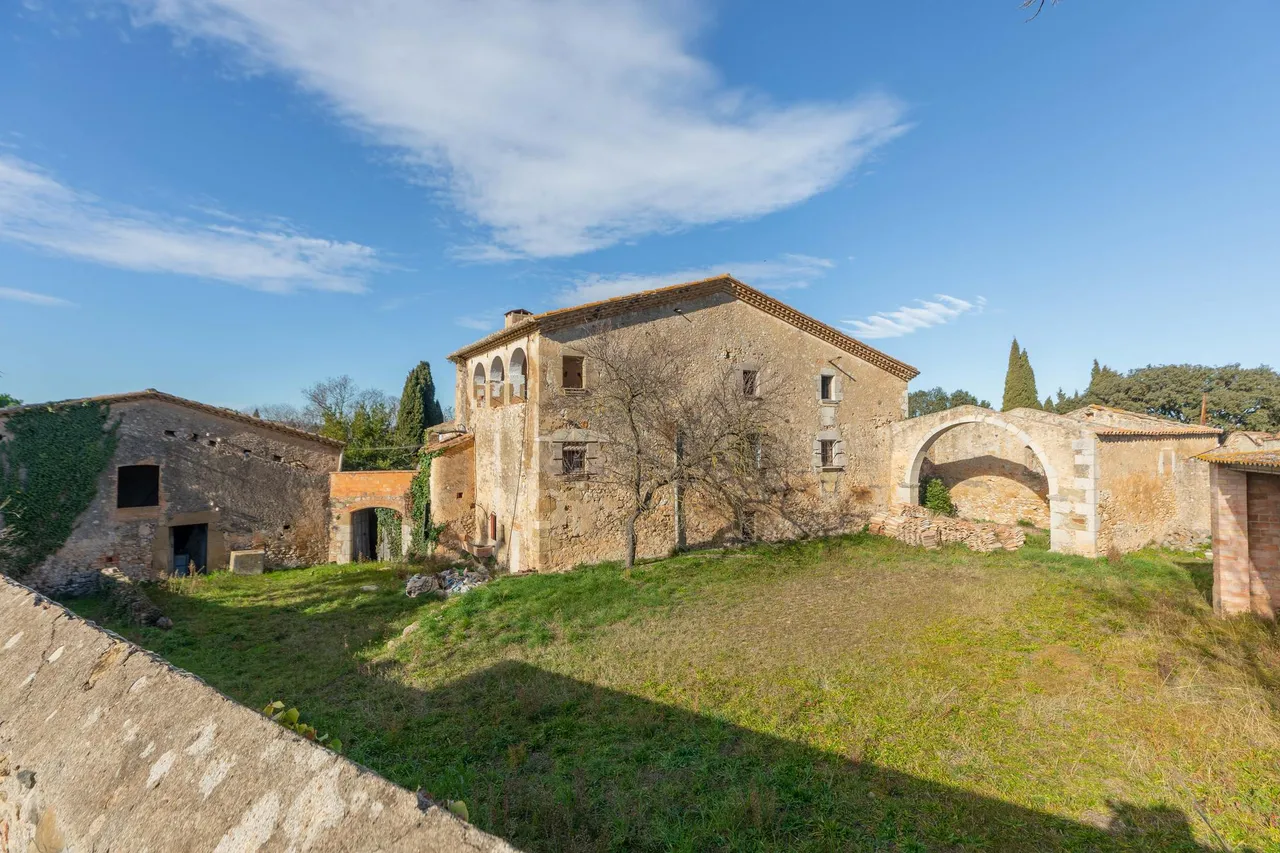 living - Casa rural de 1,045m² en venta en Alt Empordà, Girona - gallery - 3