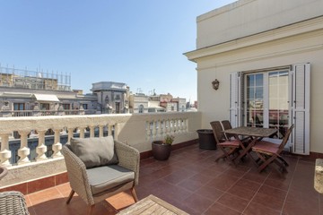 living - 400m² penthouse with 25m² terrace for rent in Almagro - featured