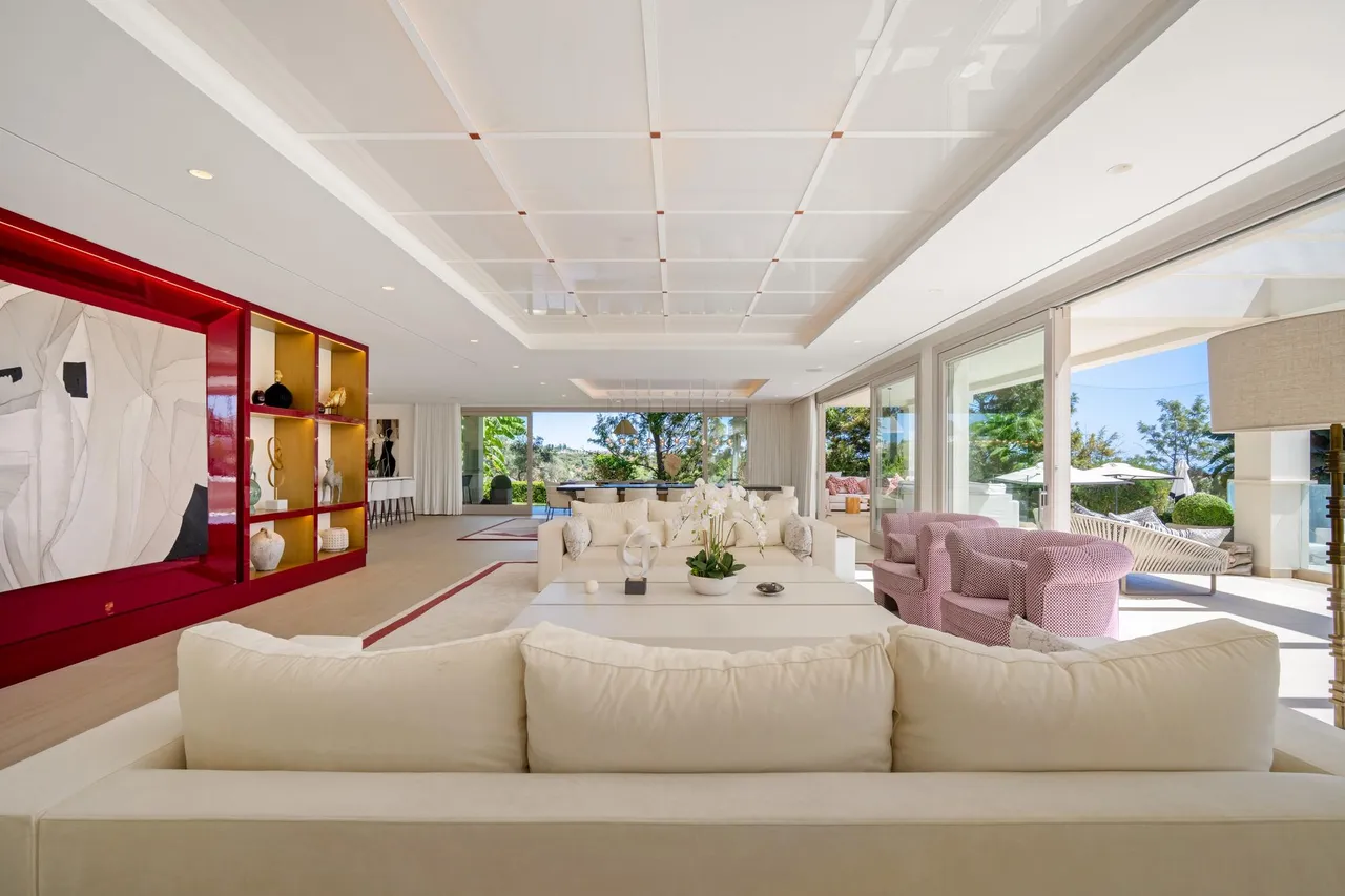 living - Casa / villa de 1,411m² con 761m² terraza en venta en Nueva Andalucía - gallery - 3