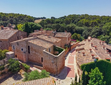 living - Masia de 297m² con 30m² terraza en venta en Baix Empordà - featured