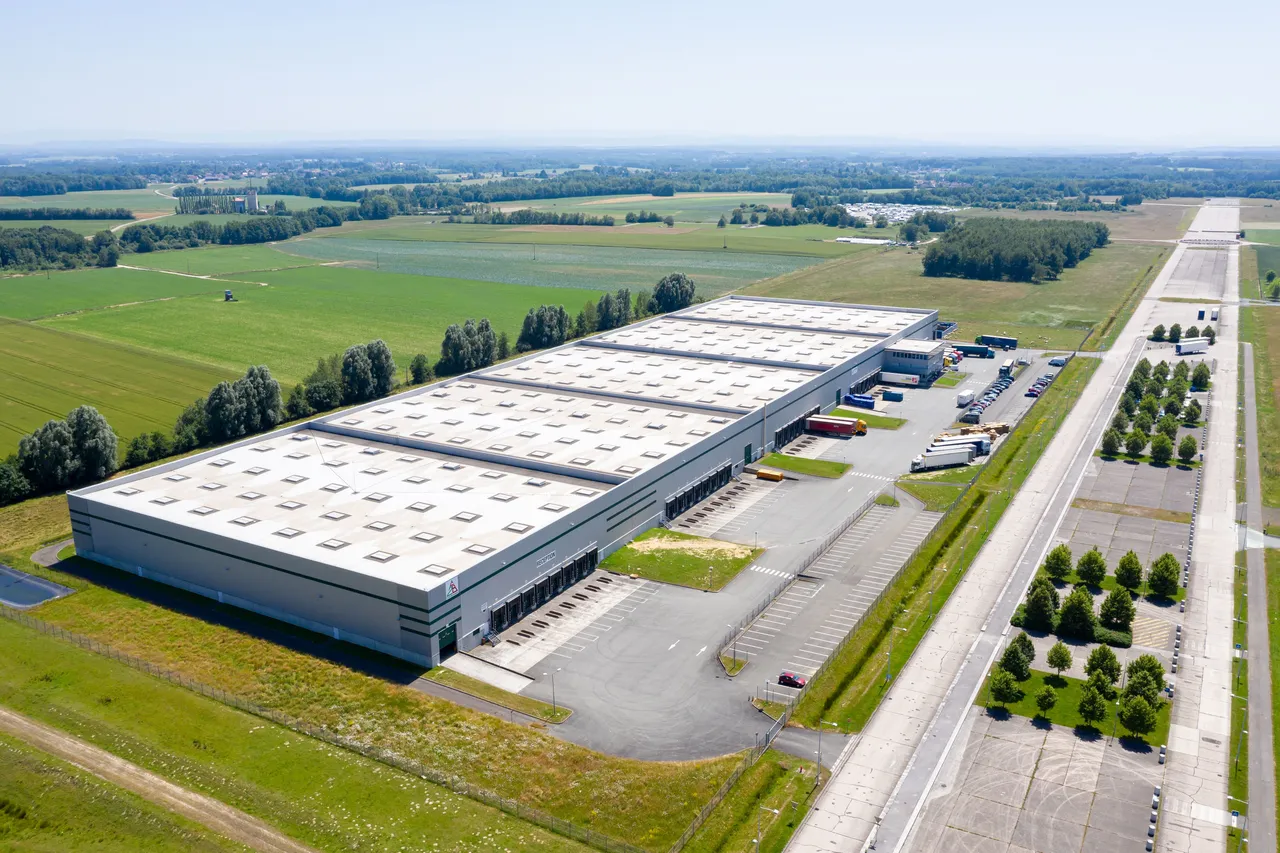 logistics - Logistics Warehouse For Rent - gallery - 2