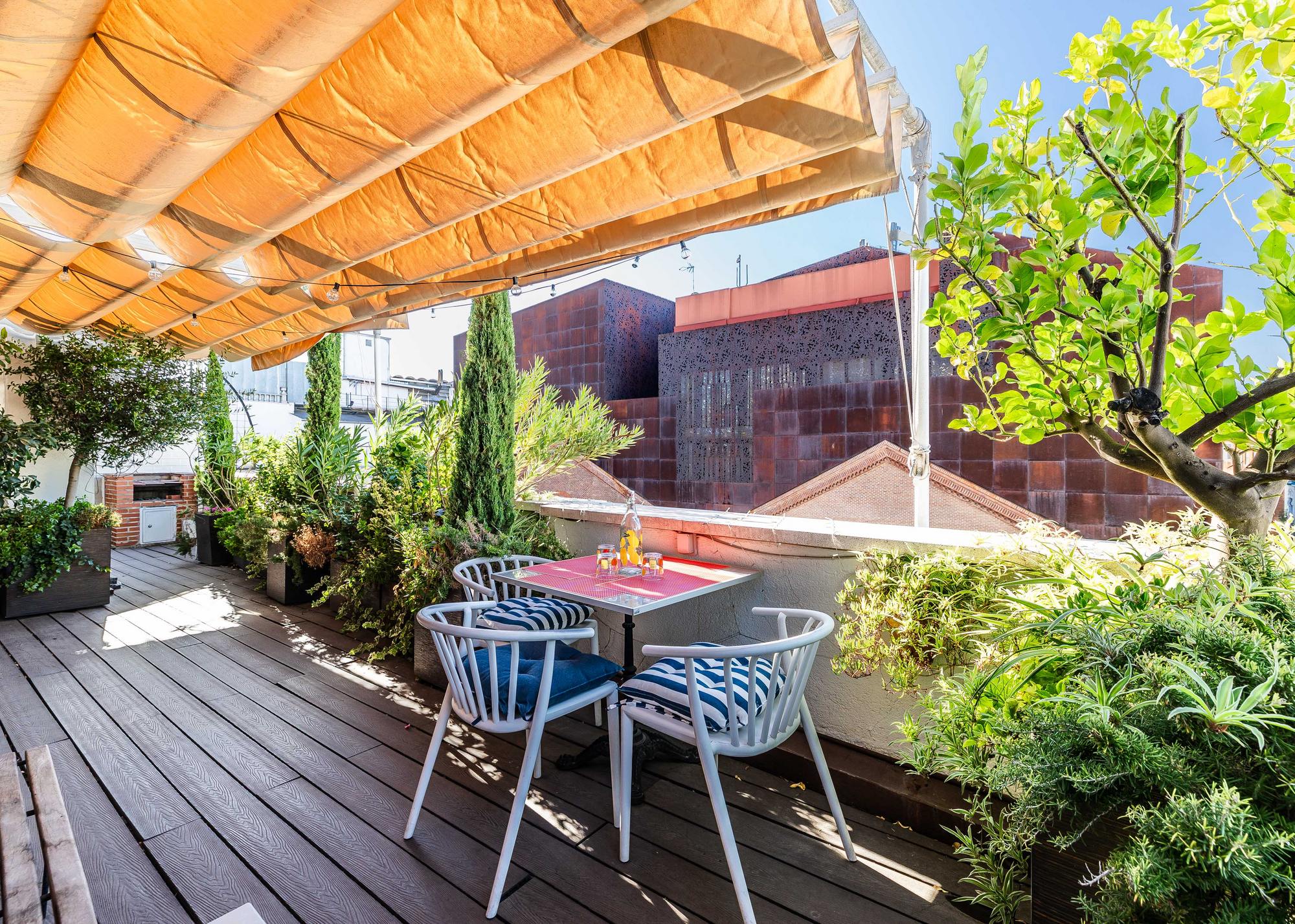 living - Ático de 100m² en venta en Cortes / Huertas, Madrid - gallery thumbnail - 2