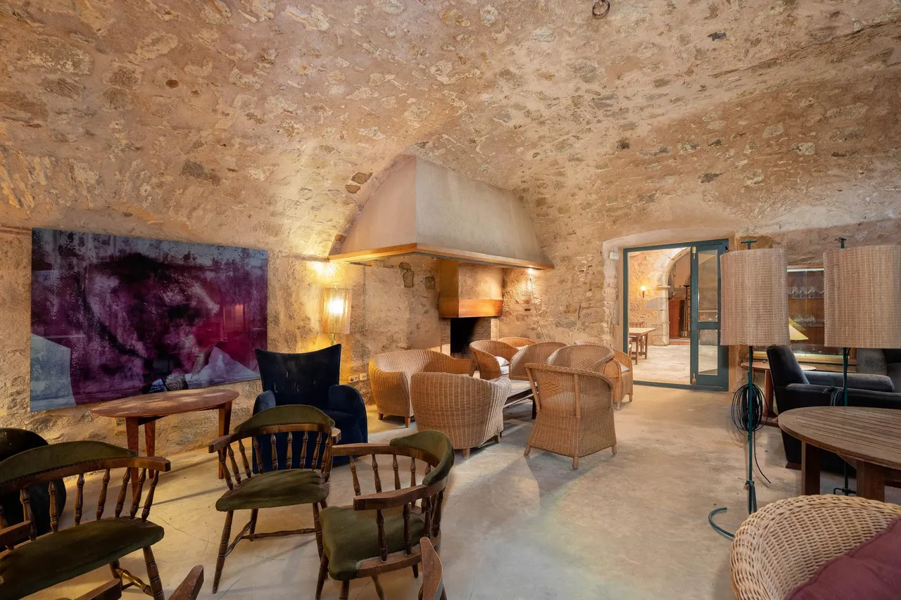 living - Castillo / palacio de 1,915m² en venta en Alt Empordà - gallery - 10