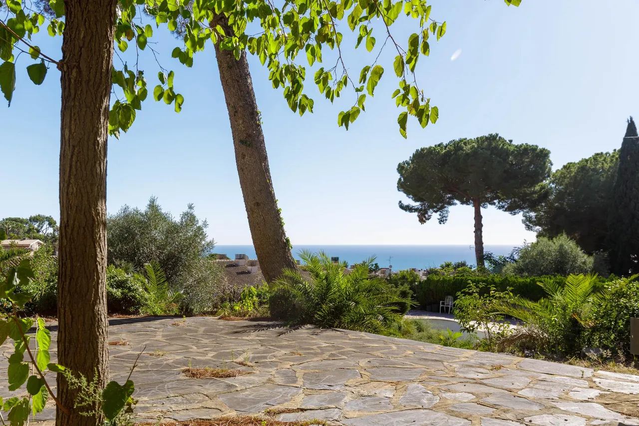 living - 731m² house / villa for sale in Premià de Dalt, Barcelona - gallery - 5