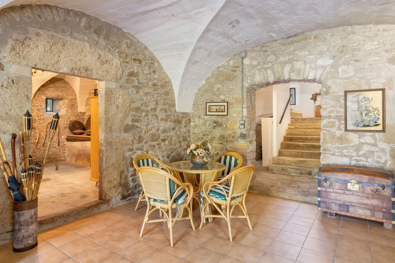 living - Casa rural de 1,082m² en venta en Pla de l'Estany, Girona - gallery - 9