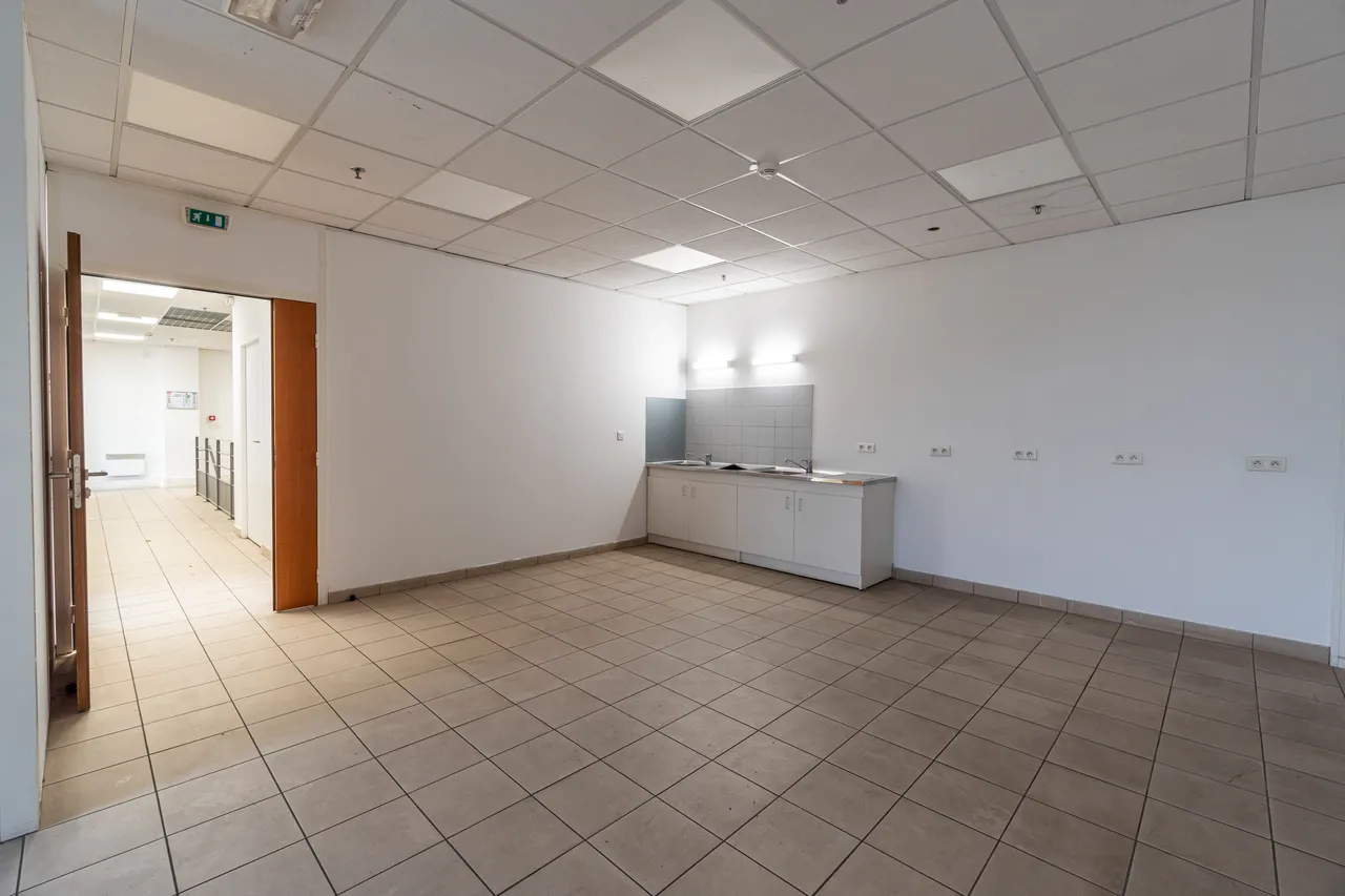 logistics - Logistics Warehouse For Rent - gallery - 10