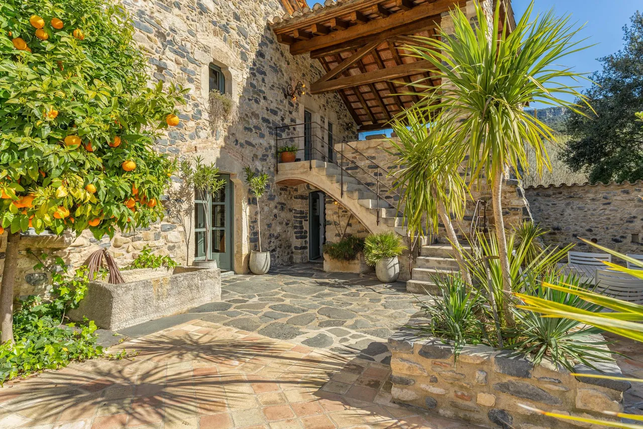 living - 681m² country house for sale in La Garrotxa, Girona - gallery - 3