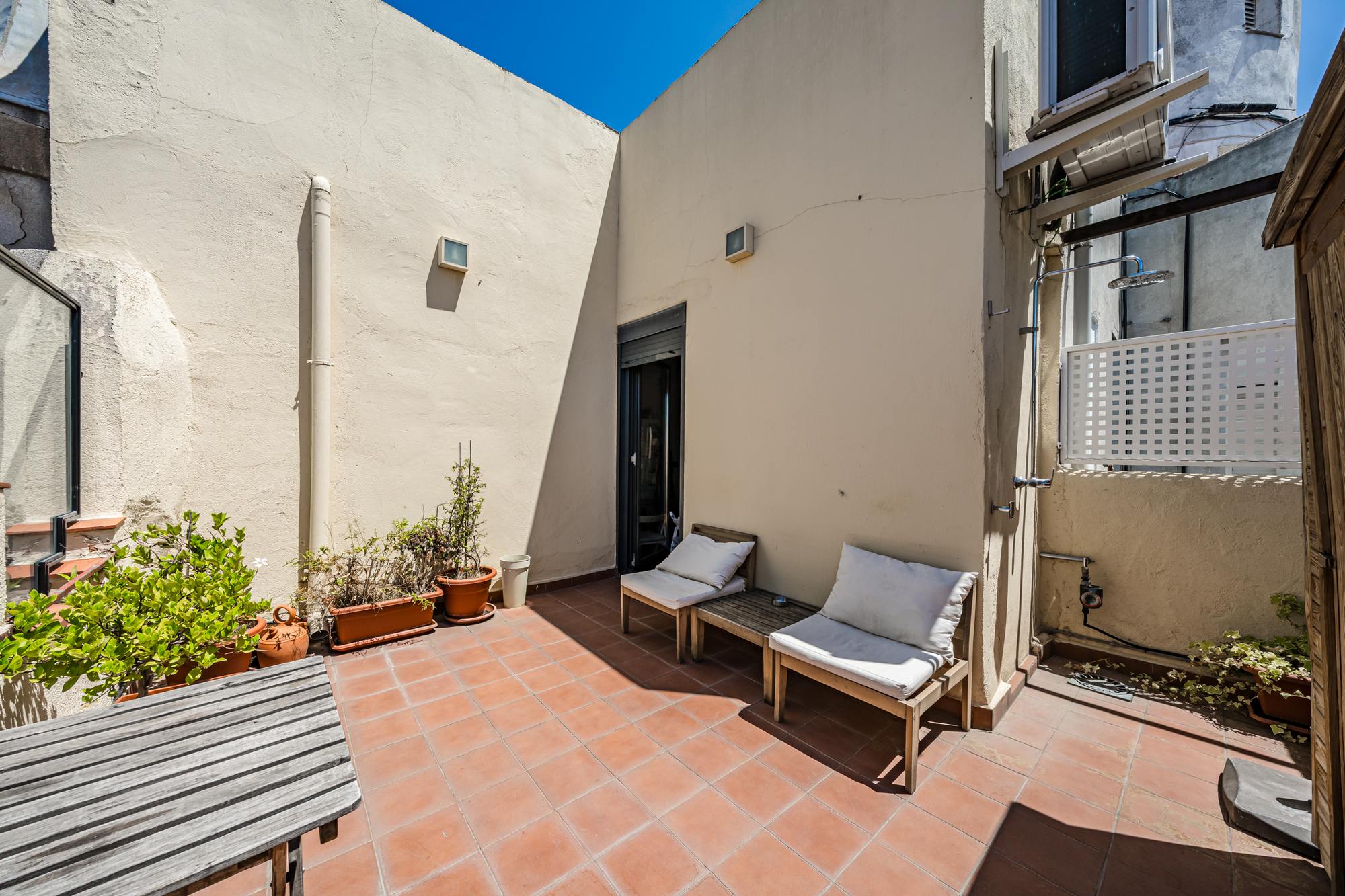 living - Ático de 56m² con 16m² terraza en venta en Malasaña, Madrid - gallery thumbnail - 6