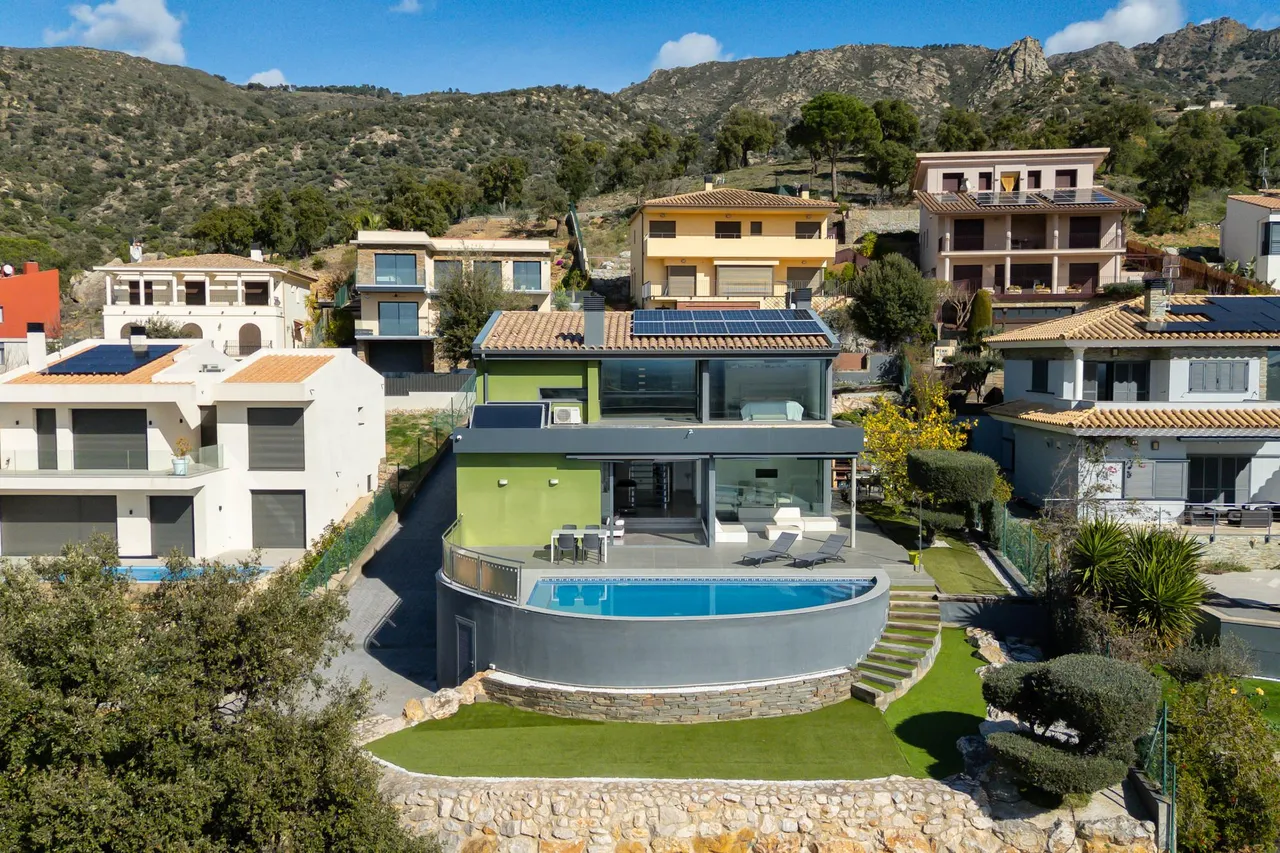 living - Casa / villa de 510m² en venta en Bahía de Rosas - gallery - 3