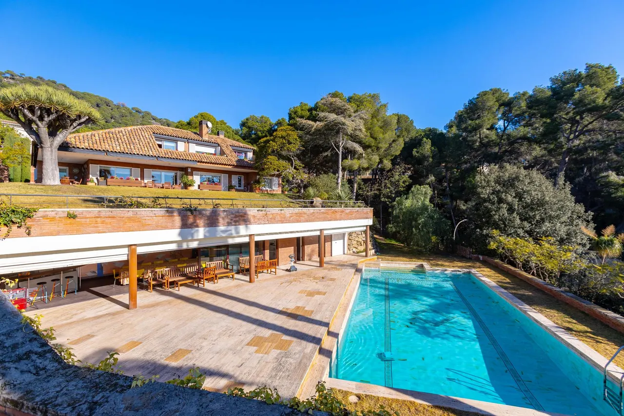 living - 617m² house / villa for sale in Premià de Dalt, Barcelona - gallery - 3