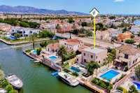 living - 180m² house / villa for sale in Empuriabrava, Costa Brava - gallery thumbnail - 1