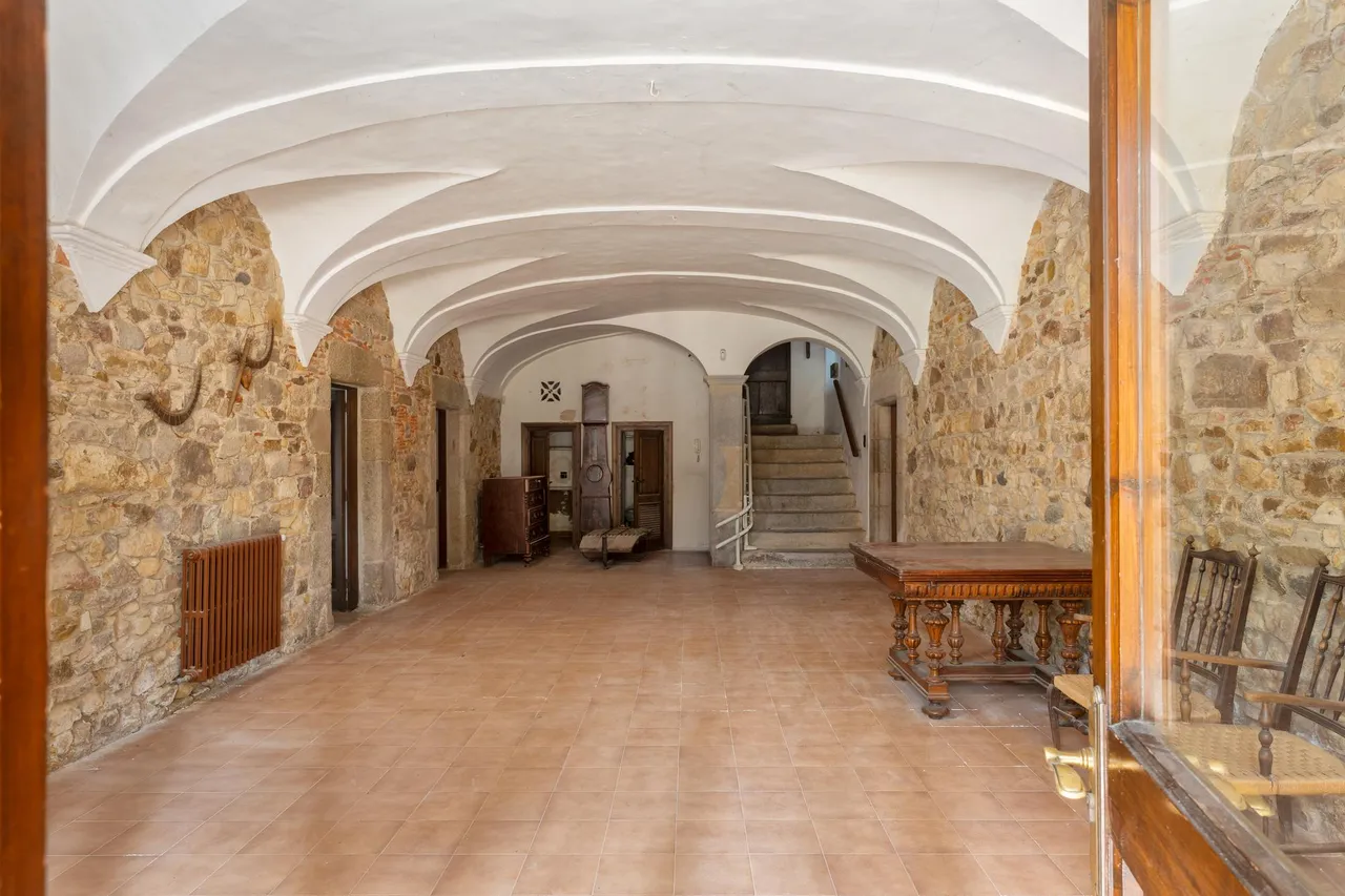 living - Casa rural de 2,460m² en venta en El Gironés, Girona - gallery - 6