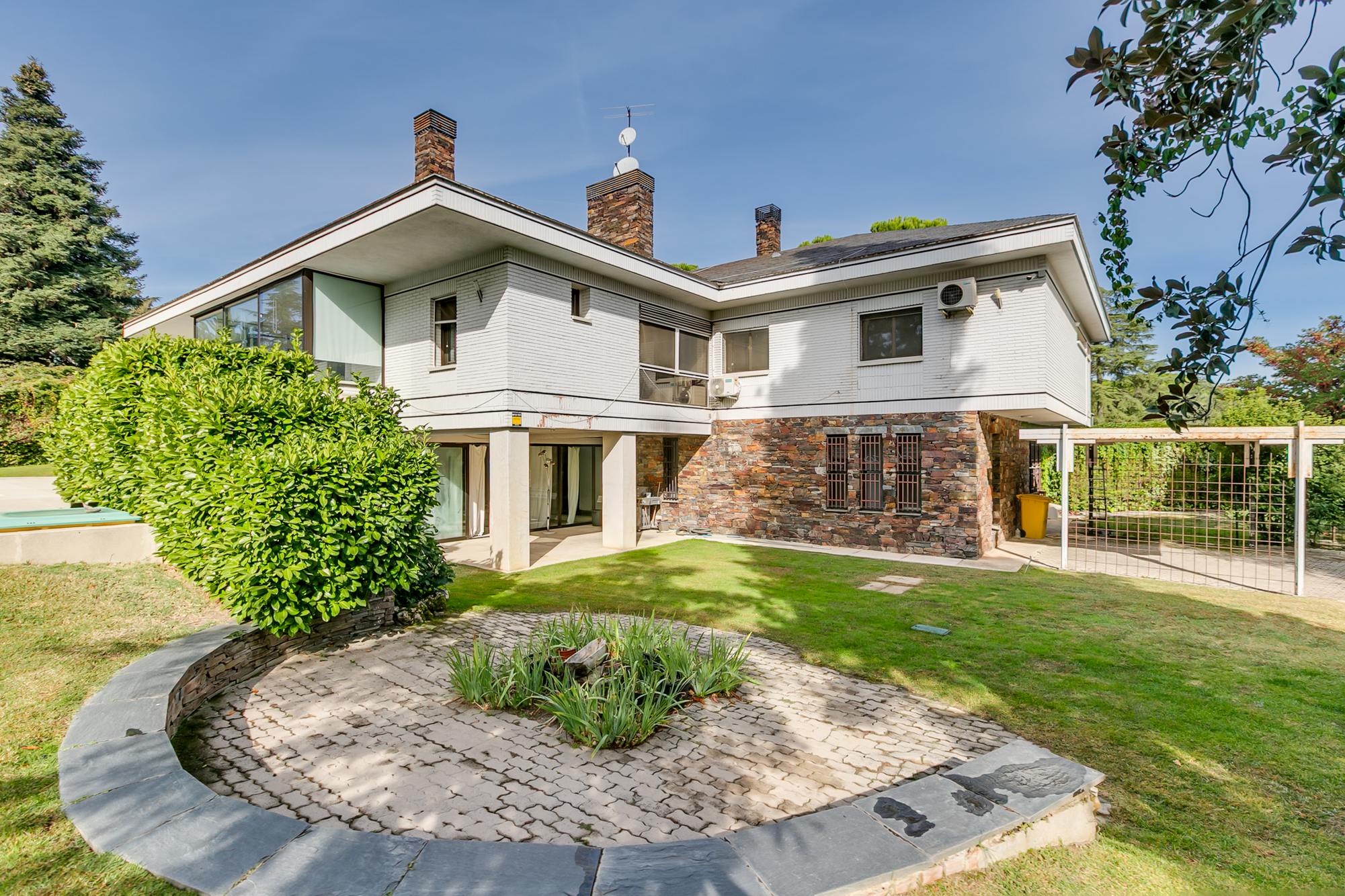living - 600m² house / villa for sale in La Moraleja Urbanización - gallery thumbnail - 1