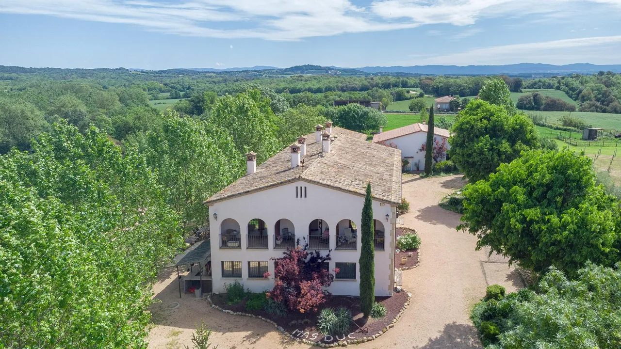 living - Hotel de 1,028m² con 10,647m² de jardín en venta en La Selva - gallery - 4