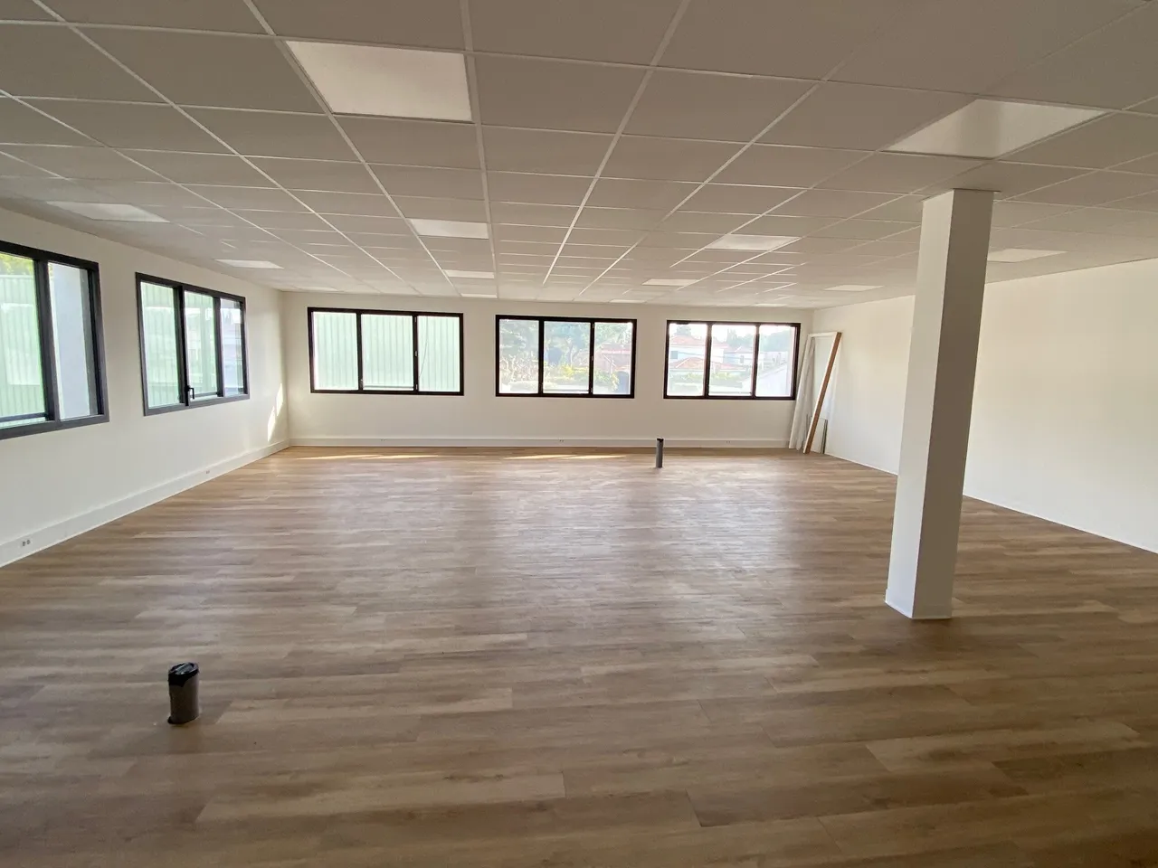 retail - Shop At The Foot Of The Building For Rent - gallery - 6