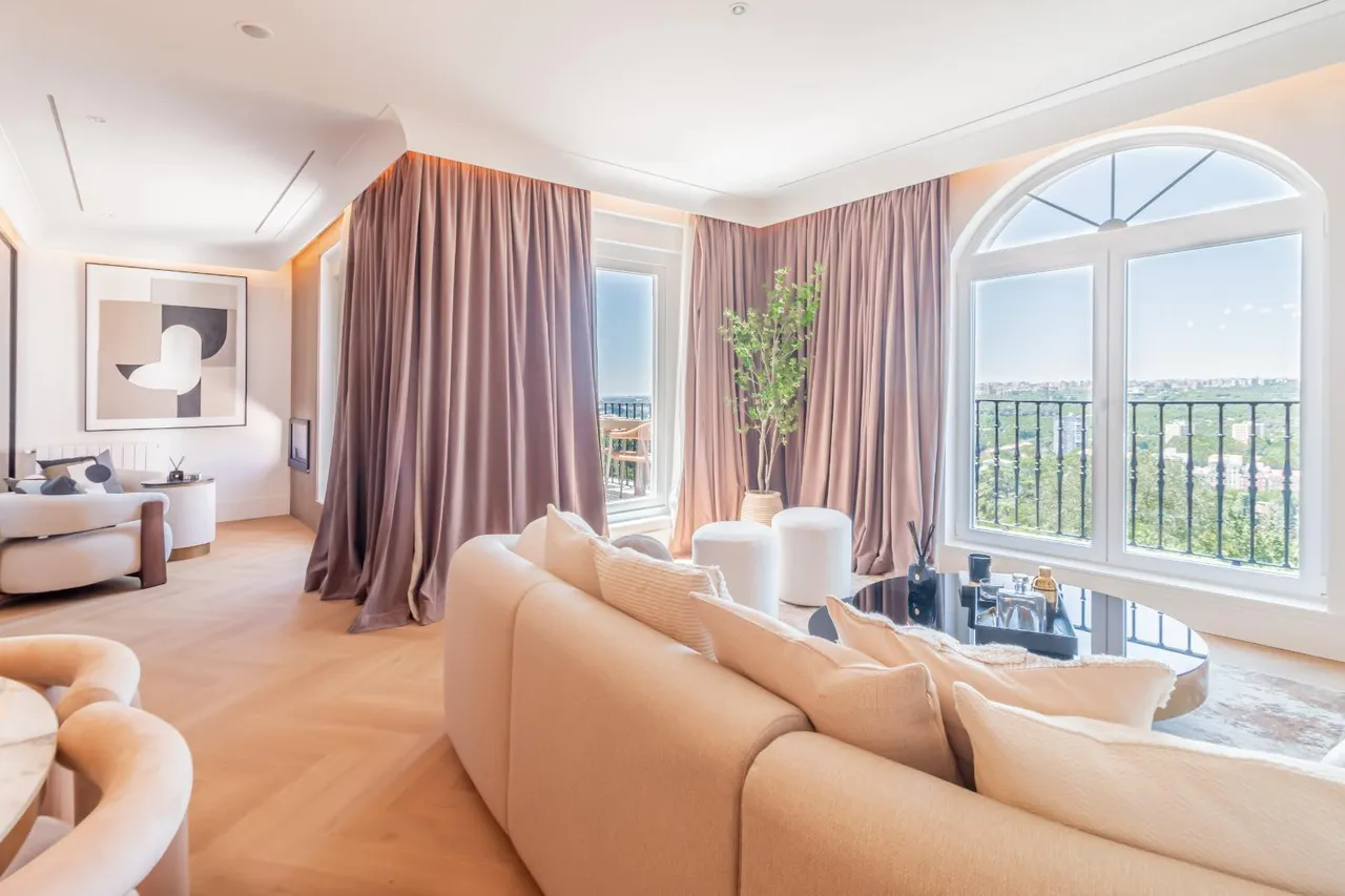 living - 205m² apartment for rent in Argüelles, Madrid - gallery - 3