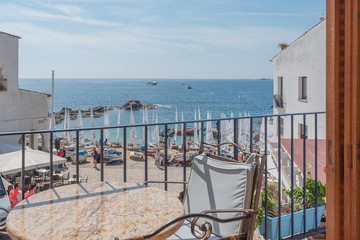 living - Apartamento en primera línea de la Costa Brava en venta - featured