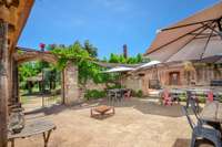 living - Casa rural de 1,385m² en venta en Baix Empordà, Girona - gallery thumbnail - 4