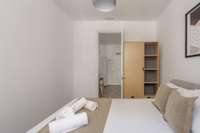 living - Piso de 55m² en alquiler en Sol, Madrid - gallery thumbnail - 9