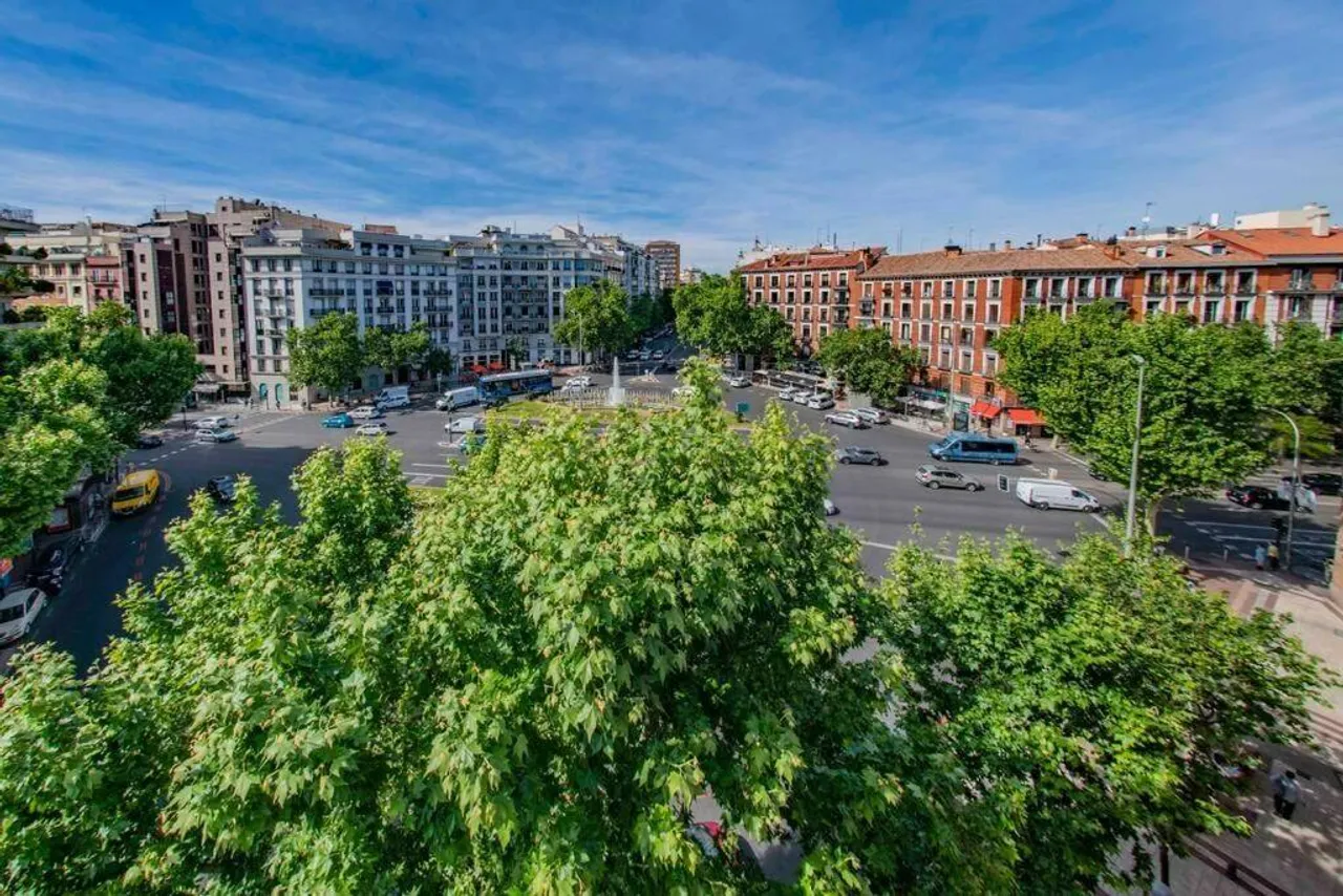 living - 81m² penthouse for rent in Universidad, Madrid - gallery - 2