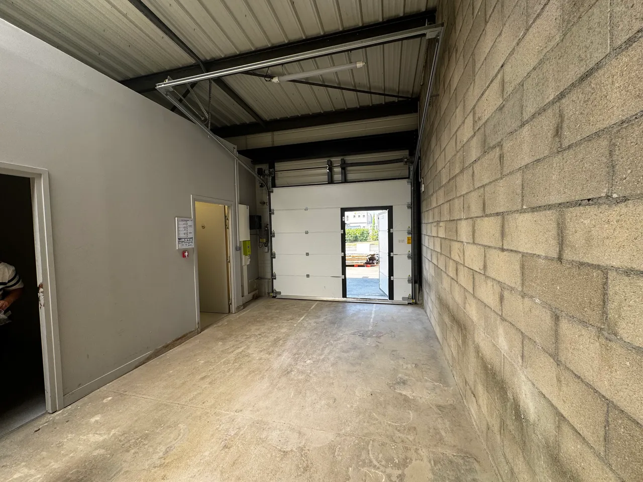 logistics - Light Industrial Premises / Offices For Rent - gallery - 3