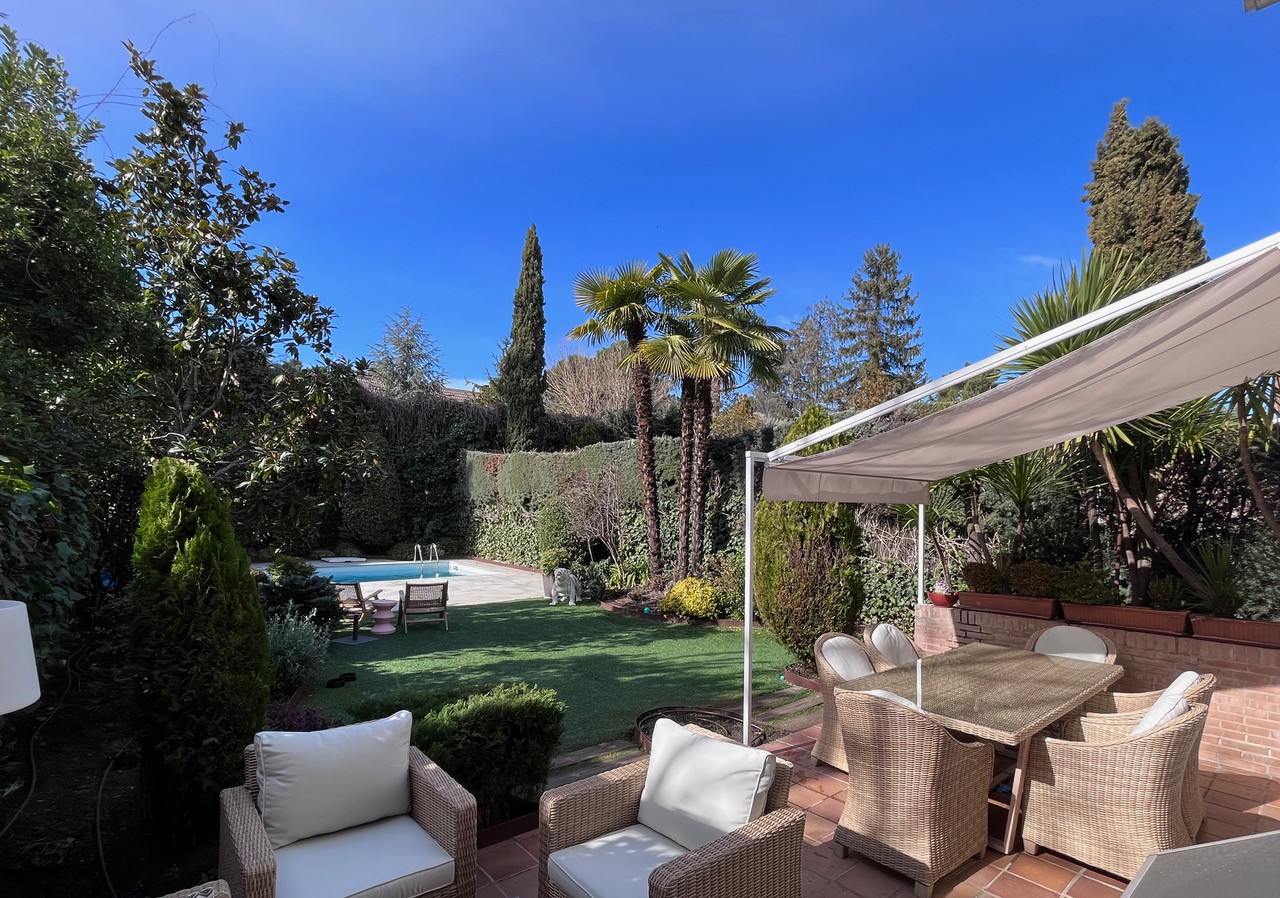 living - Casa / villa de 350m² con 307m² de jardín en venta en Majadahonda - gallery thumbnail - 7