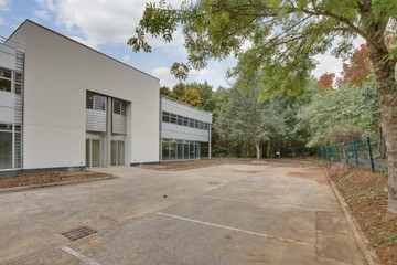 logistics - Activités / Bureaux À Louer - featured