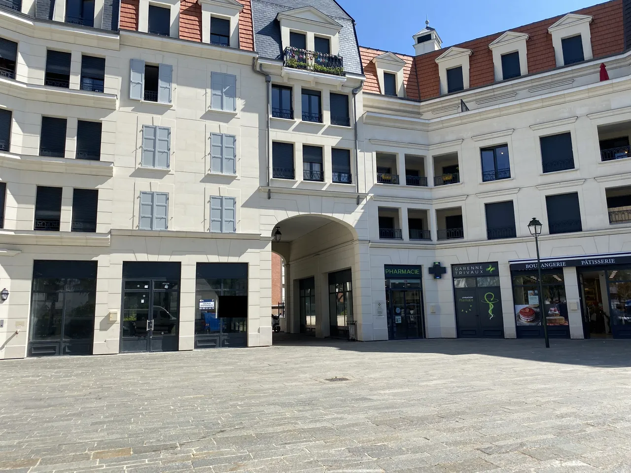 retail - Shop At The Foot Of The Building For Rent - gallery - 5