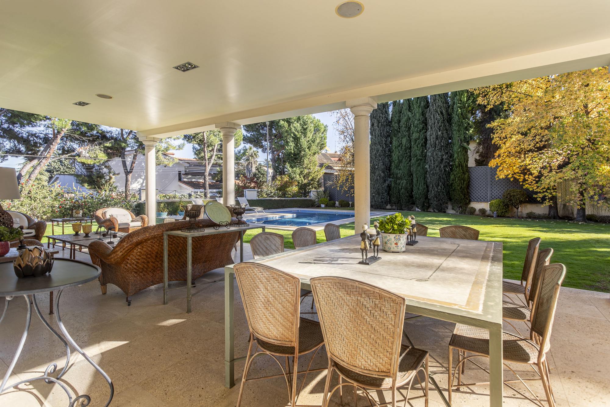 living - 894m² house / villa for sale in Conde de Orgaz and Piovera - featured