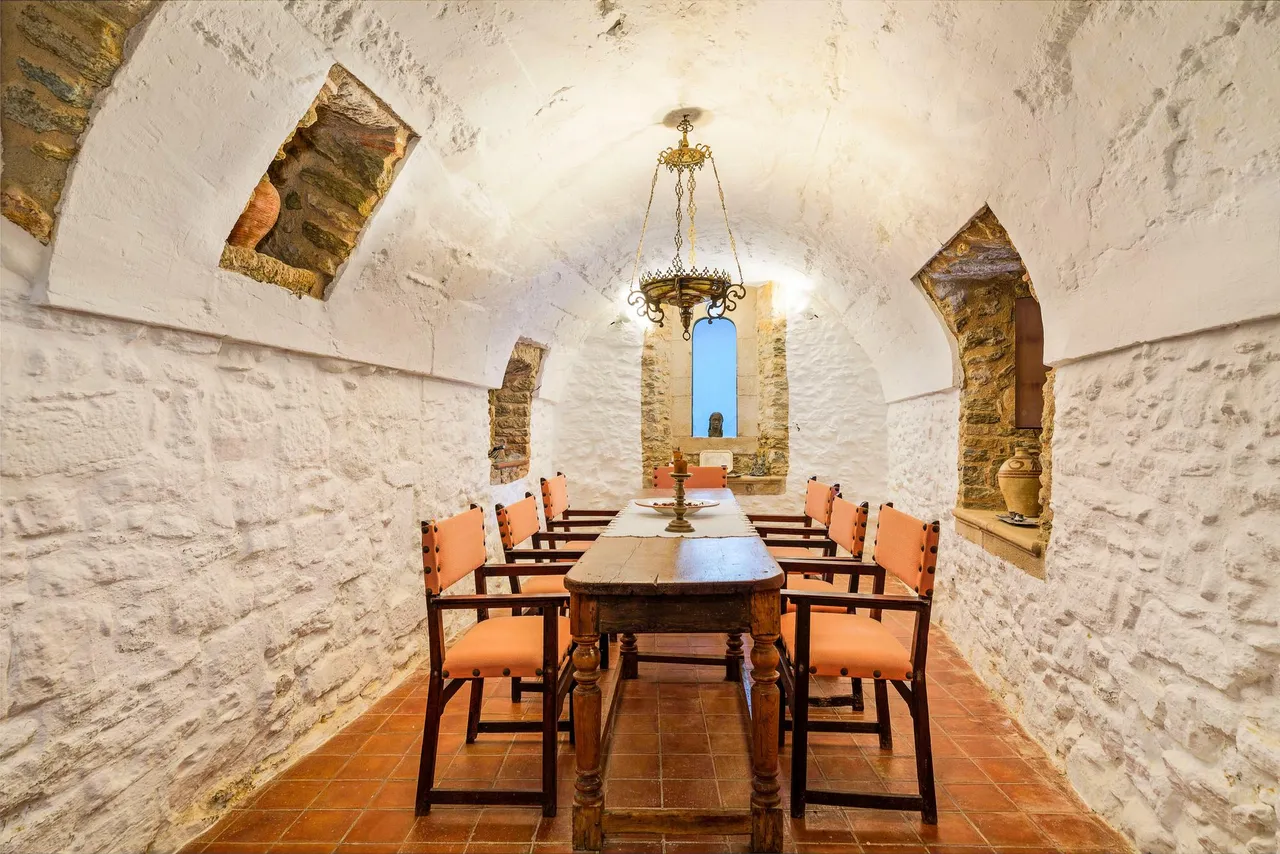 living - 515m² masia with 40m² garden for sale in Baix Empordà - gallery - 5
