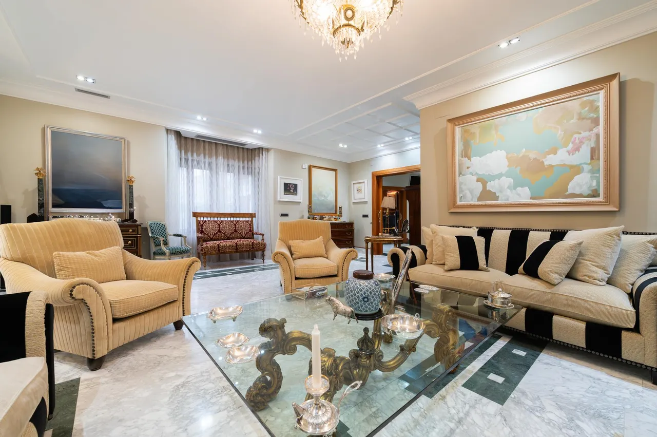 living - Casa / villa de 1,035m² en venta en Conde de Orgaz y Piovera - gallery - 6