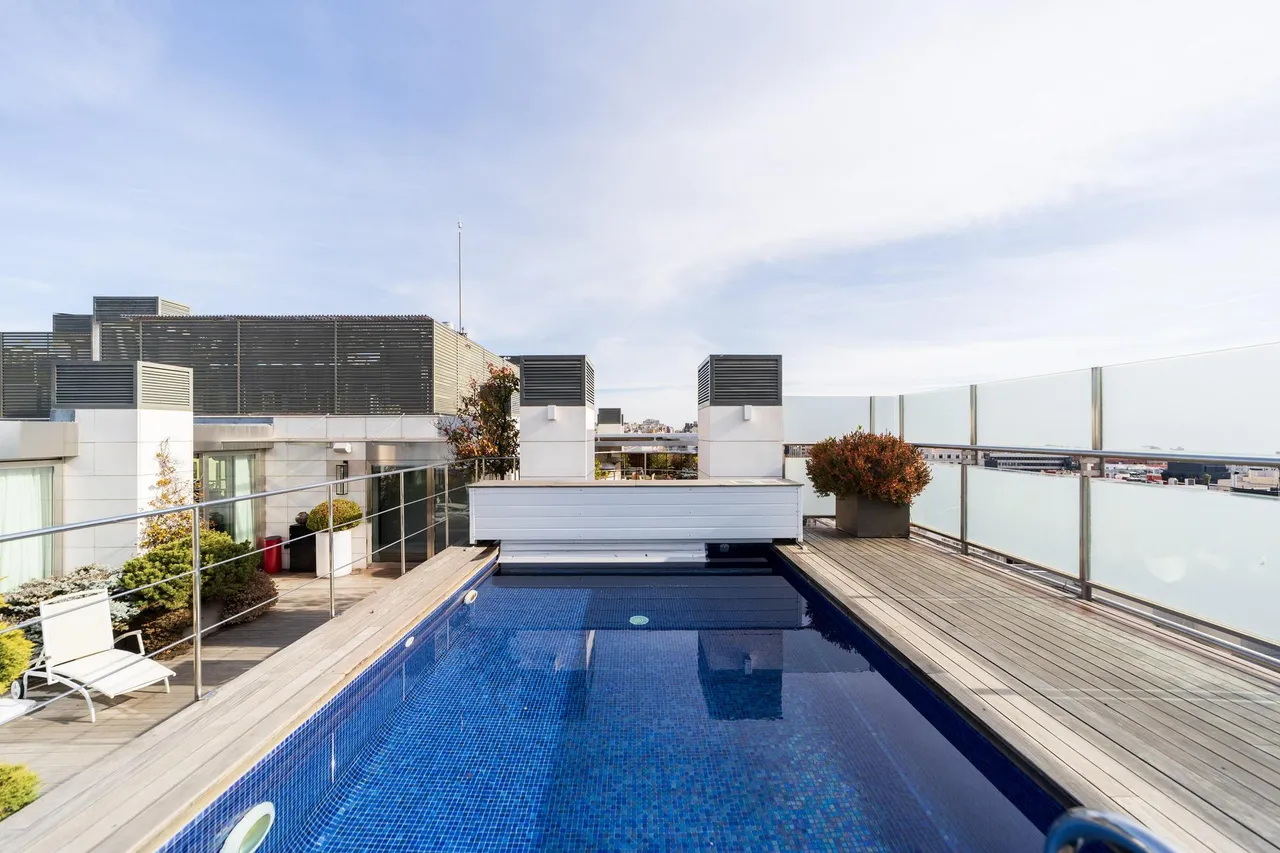 living - Ático de 940m² con 300m² terraza en venta en Almagro - gallery - 2