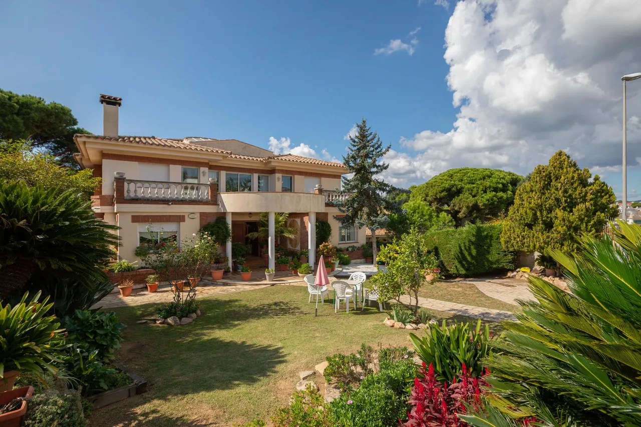 living - Villa de 1.100 m² en venta en Lloret de Mar / Tossa de Mar - gallery - 10