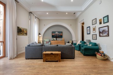 living - Piso de 336m² con 107m² de jardín en venta en Barri Vell - featured