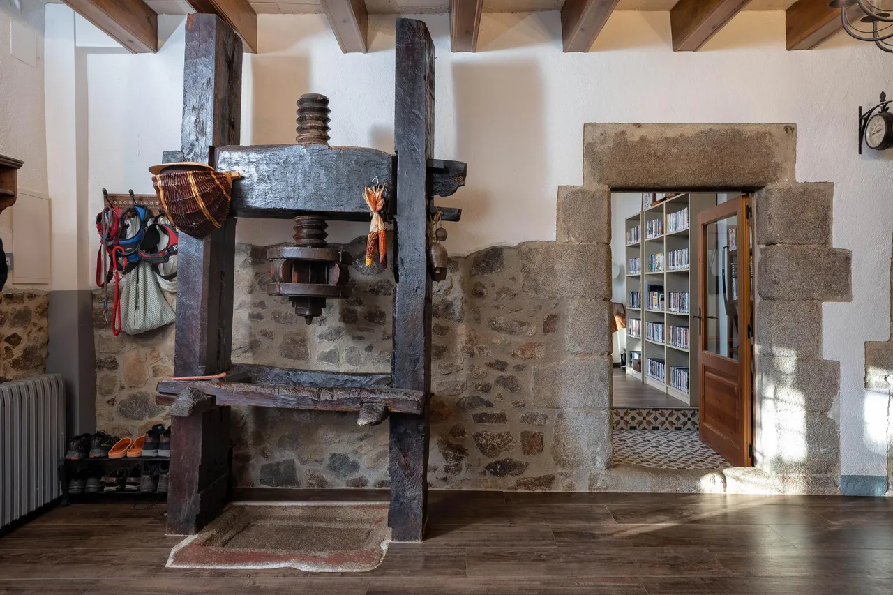 living - Casa rural de 794m² con 30,000m² de jardín en venta en La Selva - gallery - 7