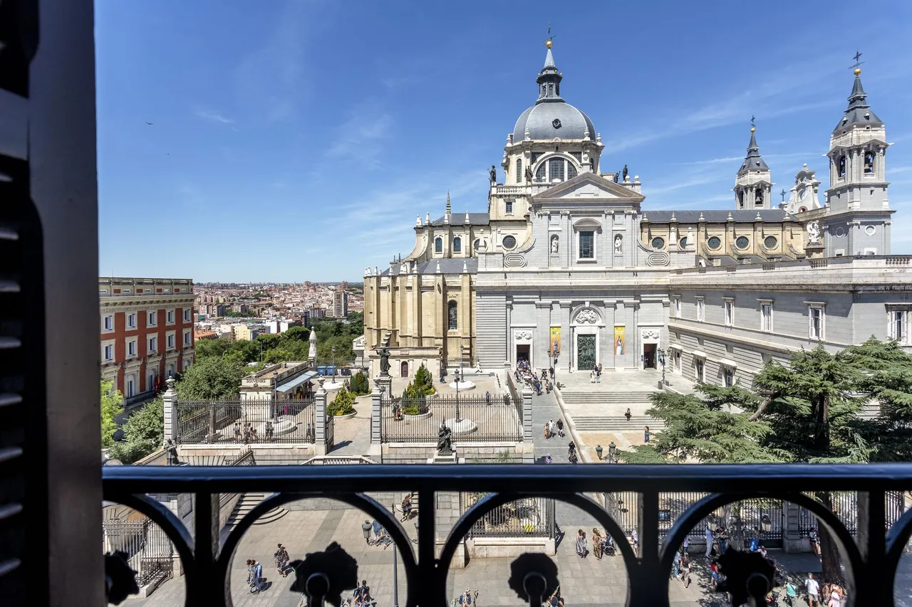 living - 140m² apartment for rent in Palacio, Madrid - gallery - 3