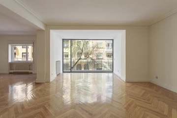 living - Piso de 350m² en alquiler en Almagro, Madrid - featured