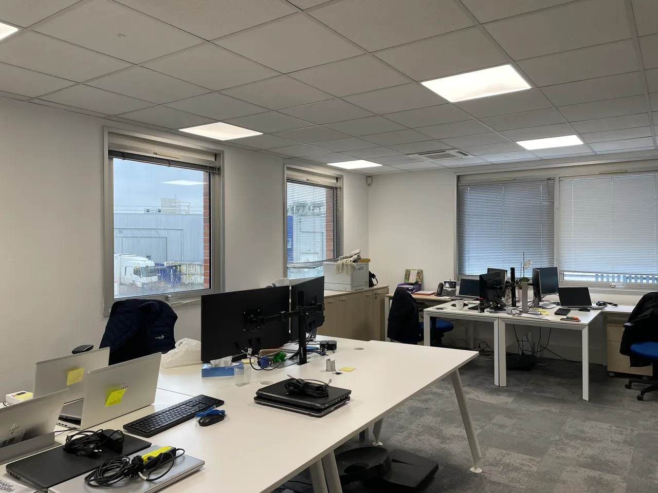 logistics - Mixed Light Industrial Premises / Offices For Rent - gallery - 4
