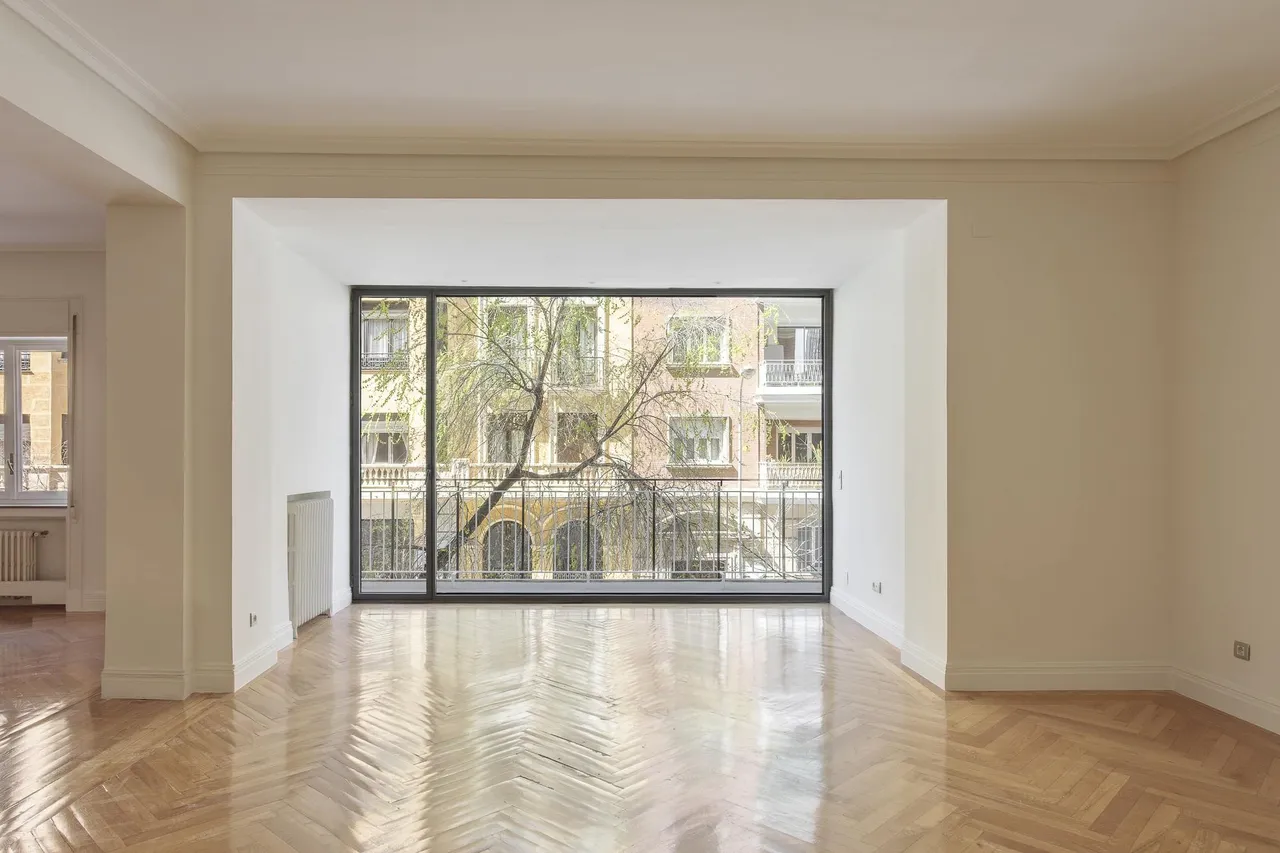 living - 350m² apartment for rent in Almagro, Madrid - gallery - 6
