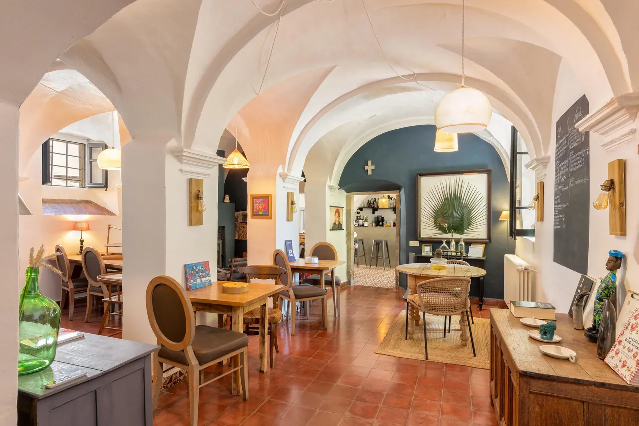 living - 795m² house / villa for sale in El Gironés, Girona - gallery - 5