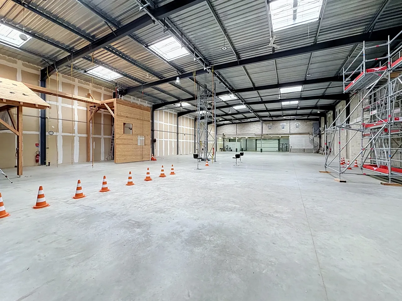 logistics - Light Industrial Premises / Offices For Rent - gallery - 4