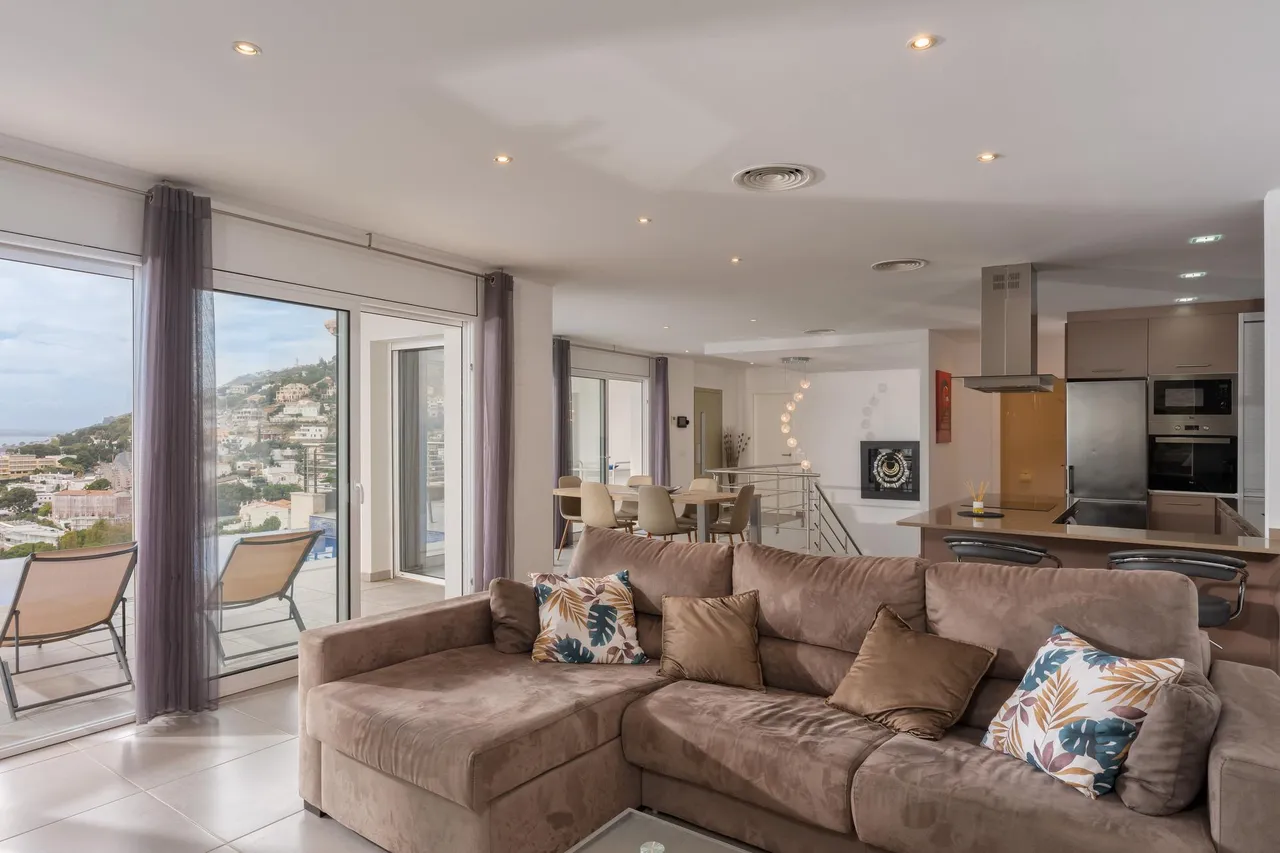 living - 384m² house / villa for sale in Bay of Roses, Costa Brava - gallery - 10