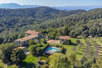 living - Hotel de 1,686m² en venta en La Garrotxa, Girona - featured