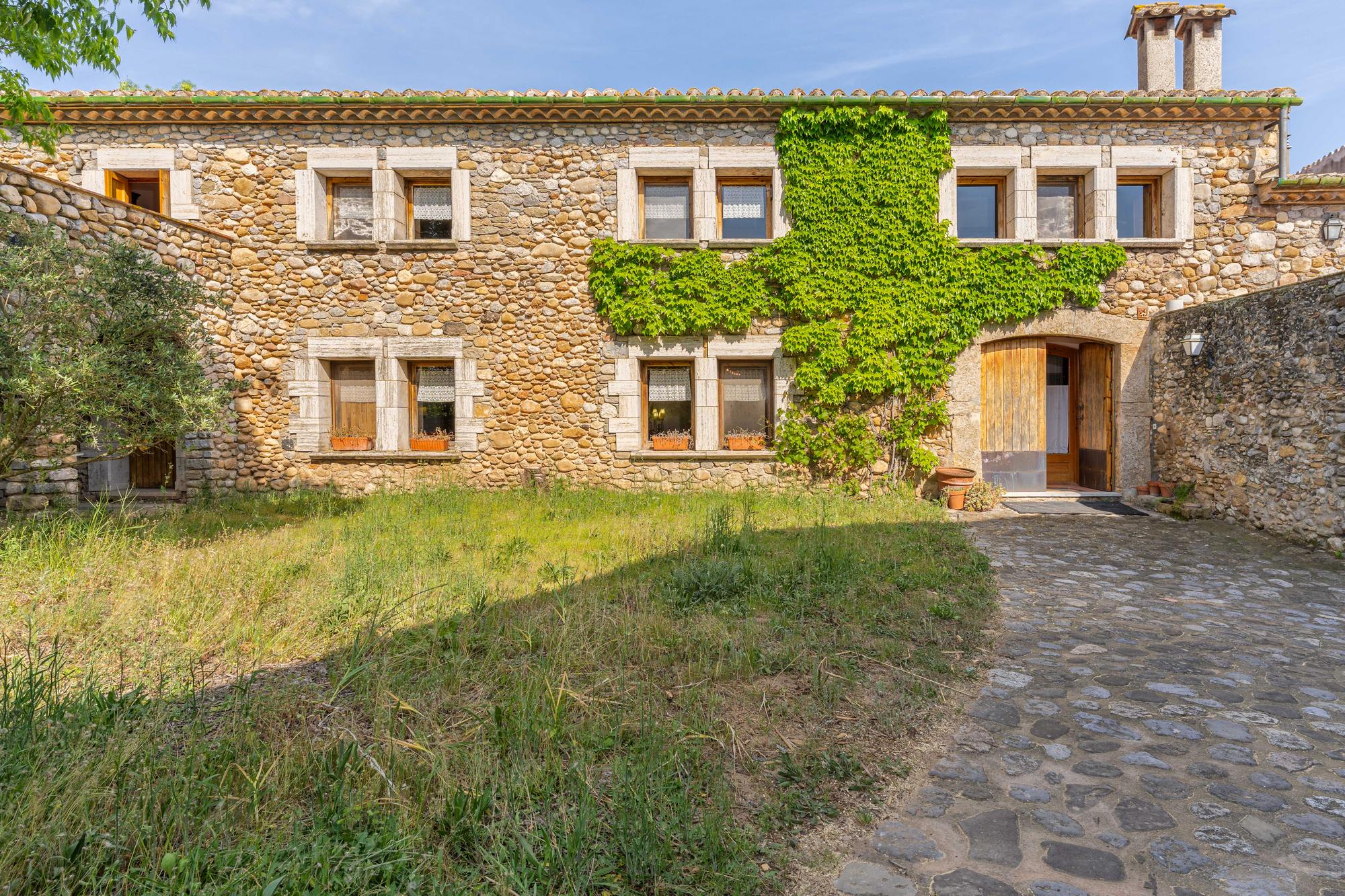 living - Casa rural de 904m² en venta en Alt Empordà, Girona - gallery thumbnail - 2